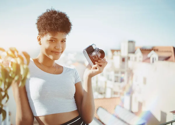 Biracial lady mit vintage film photo camera — Stockfoto