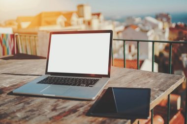 Emtpy ekran mock-up ve dijital tablet ile dizüstü bilgisayar