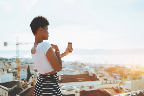 Siyah genç kadın alarak selfie çatıda — Stok fotoğraf
