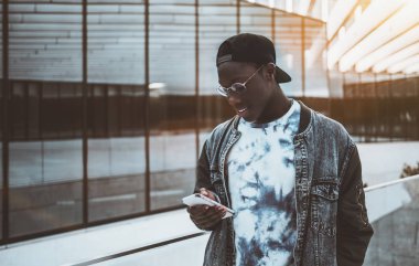 Afrika öğrenci onun smartphone mesajlaşma