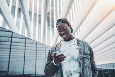 Siyah adam onun cep telefonundan mesaj yazarak