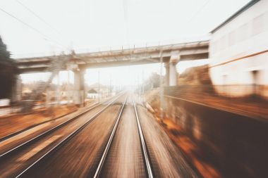 Demiryolları üzerinde hızlı trenin son satır başı üzerinden görüntülemek