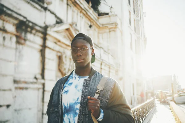 Ébène jeune homme étudiant en plein air — Photo