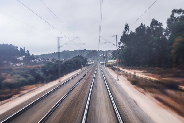 Вид из последнего вагона скоростного поезда на железных дорогах
