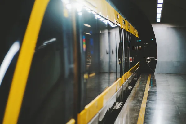 Поезд метро в Порту — стоковое фото