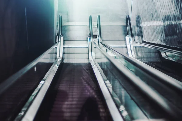 Hareketli yürüyen merdiven kapalı görünümünü — Stok fotoğraf