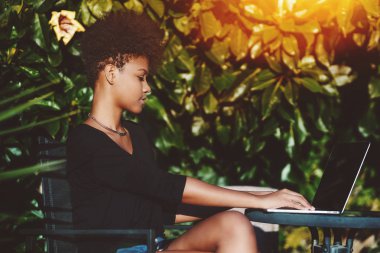 Net-kitap bir bahçe ile biracial erkek