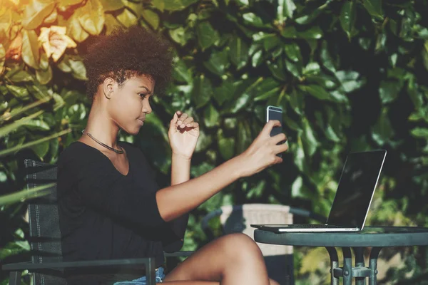 Selfie açık havada alarak Afro-Amerikan öğrenci kız