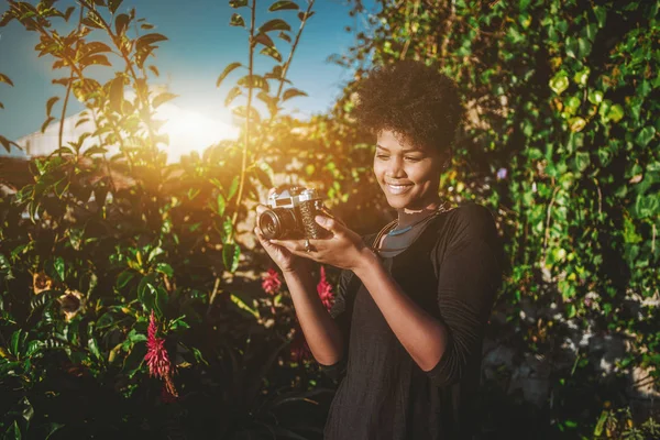 Negro joven hembra con cámara de película retro — Foto de Stock