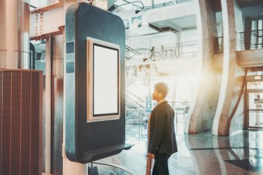 Lcd bilgi ekranı önünde Brezilyalı kadın