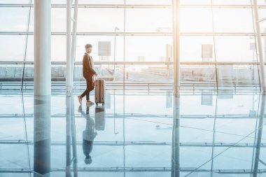Havaalanında çanta ile terminal Brezilyalı kadın