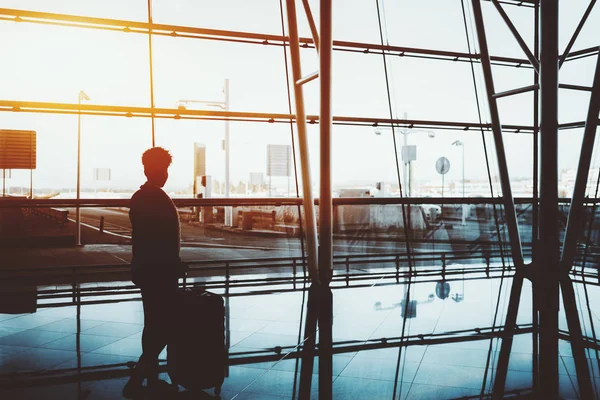 Mulher brasileira no aeroporto com bagagem — Fotografia de Stock