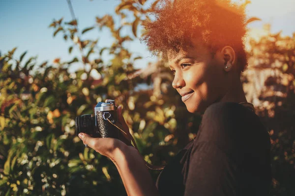 庭でレトロな写真カメラでのブラジル人女性 — ストック写真