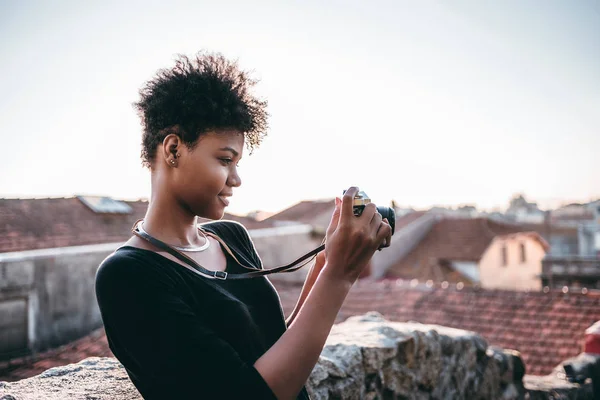 Black girl on the roof with vintage photo camera — Stock Photo, Image