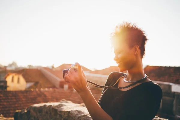 Donna brasiliana con fotocamera retrò sul tetto — Foto Stock