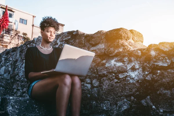 African American undergraduate girl with netbook outdoor — Stock Photo, Image