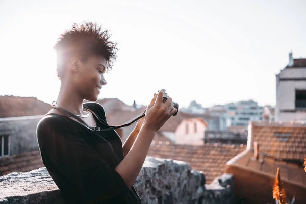 Neşeli siyah Brezilyalı kadın fotoğrafçı — Stok fotoğraf