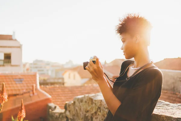 Ragazza nera sul tetto con fotocamera vintage — Foto Stock