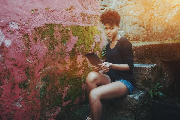 Mujer afroamericana con tableta digital — Foto de Stock