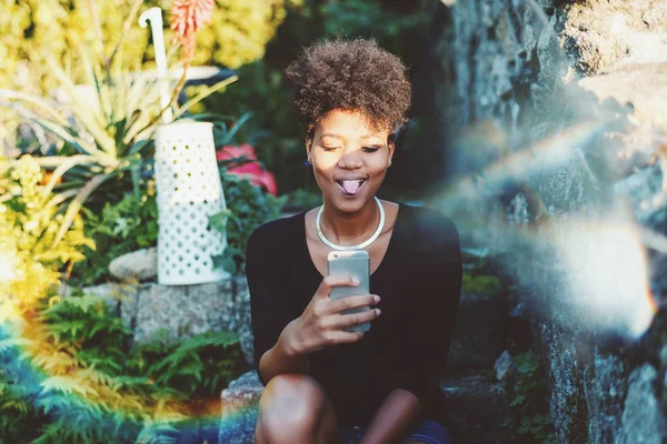 公園で座っている間ブラジルの若い女性の撮影 selfie — ストック写真