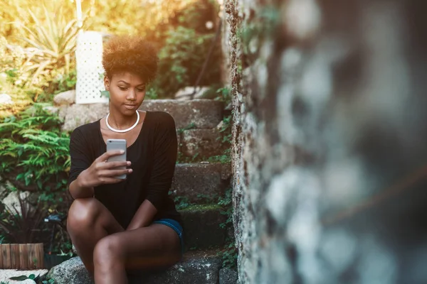 Negro chica es hacer selfie mientras sentado en parque — Foto de Stock