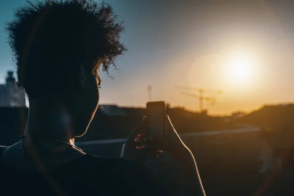 Svart tjej tar bilder på cellen telefon — Stockfoto