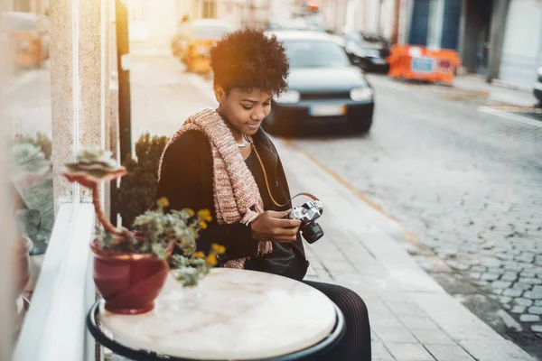 Black girl with vintage photocamera on the street — Stock Photo, Image