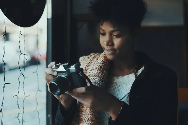 混血儿妇女与复古电影照相机在咖啡馆 — 图库照片