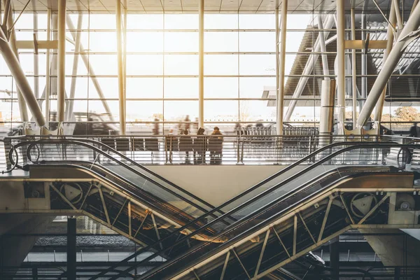 Dos escaleras de cruce en movimiento en el aeropuerto — Foto de Stock