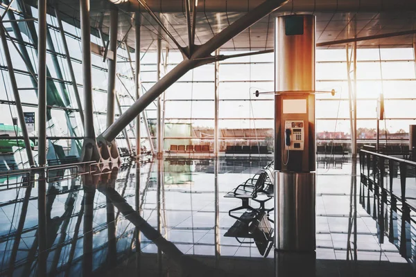 Платний телефон всередині сучасної залізничної станції — стокове фото