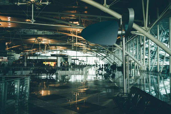 Sala vacía del aeropuerto con banner de información en blanco — Foto de Stock