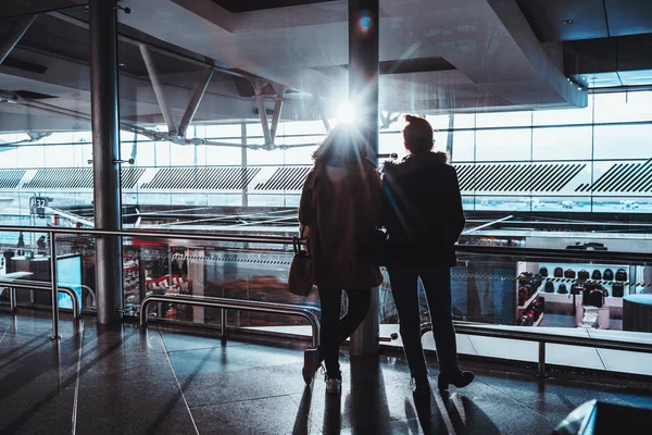 Вид сзади двух женщин в терминале аэропорта — стоковое фото