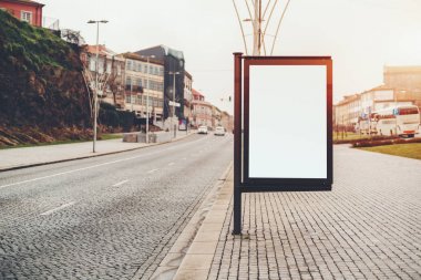 Şehir bilgi afiş mockup kaldırım sokak üzerinde