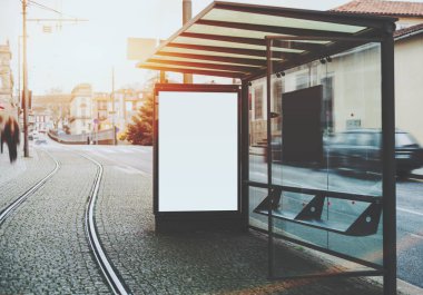 Tramvay istasyonu içinde boş billboard