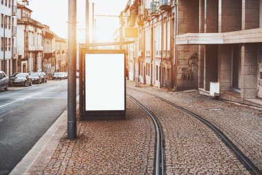 Tramvay istasyonu boş billboard mockup ile