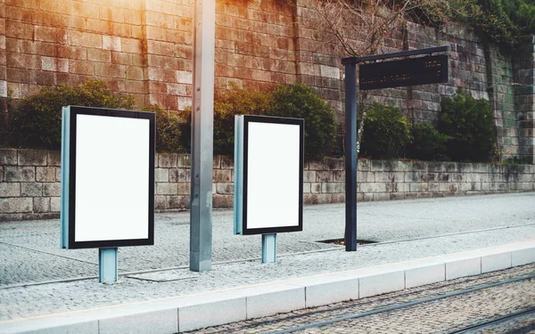 Образец двух рекламных щитов в городских условиях — стоковое фото