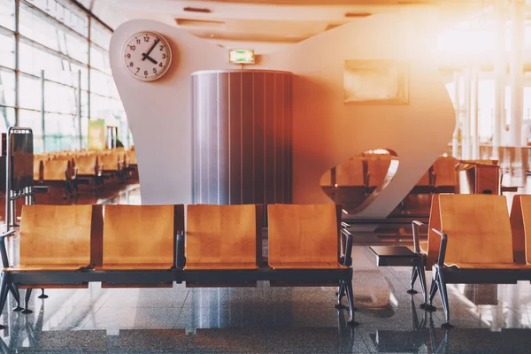 Ξύλινα καθίσματα σε άδειο αεροδρόμιο αναχώρησης ζώνη — Φωτογραφία Αρχείου