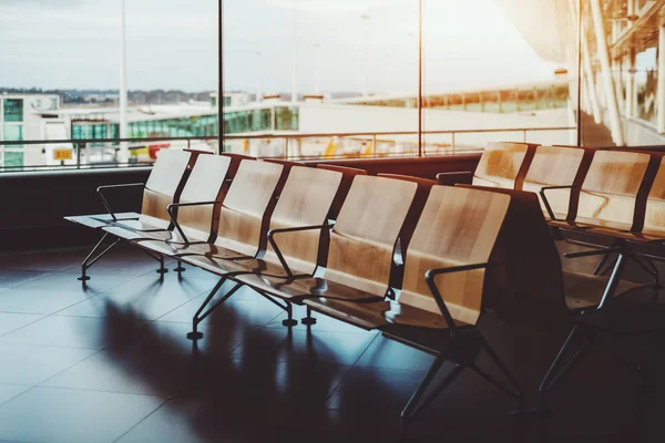 Fila de asientos vacíos en la sala de espera del aeropuerto — Foto de Stock