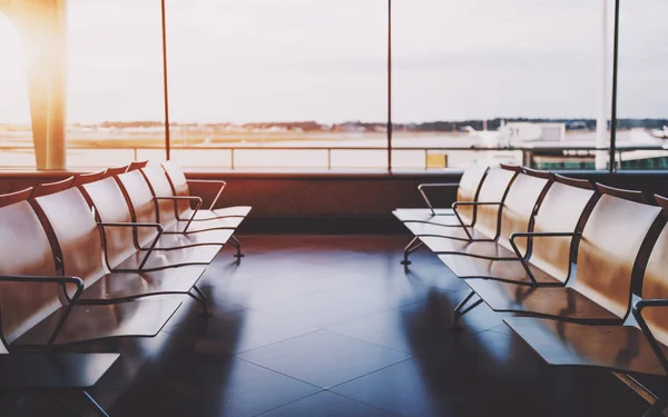 Empyy fileiras de assentos na sala de espera do aeroporto — Fotografia de Stock