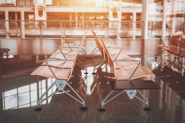 Filas de asiento en la terminal del aeropuerto o centro comercial — Foto de Stock