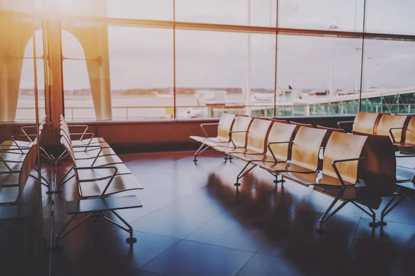 Linhas de assentos de madeira perto do portão do aeroporto — Fotografia de Stock