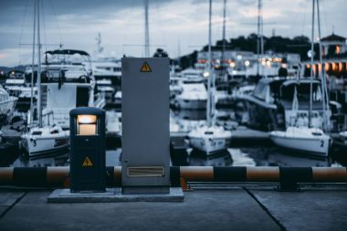 Tekneler için marina iskele iskele açık elektrik şarj