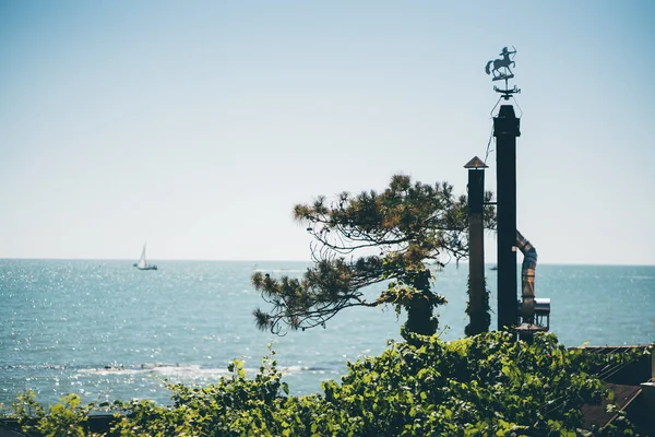 海岸の天候ベーンと 2 つの煙突の煙道 — ストック写真