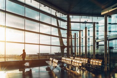 Havaalanı erkek turist silueti ile terminal