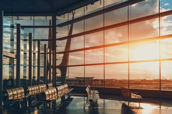 Bandara modern menunggu aula dengan kursi kosong — Stok Foto