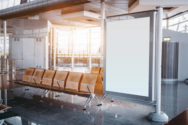 Boş afiş mock-up koltuk sırasının yakınındaki