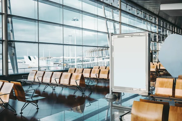 Lege reclamebanner in omgeving van de luchthaven — Stockfoto