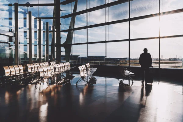 Man reiziger met bagage tas in de buurt van luchthaven venster — Stockfoto