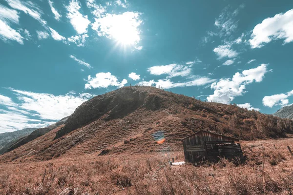 Forsaken cabin in mountains — Stock Photo, Image