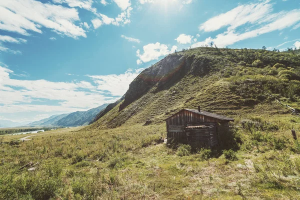 山に捨てられた木造の小屋 — ストック写真